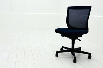 フルーエントチェア ローバック 中古 オカムラ Fluent 中古オフィス家具 オフィスチェア 肘無 ダークブルーの画像