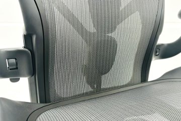 【展示品】 ハーマンミラー アーロンチェア リマスタード Bサイズ フル装備 中古 Herman Miller Aeron Chairs 中古オフィス家具 グラファイト画像