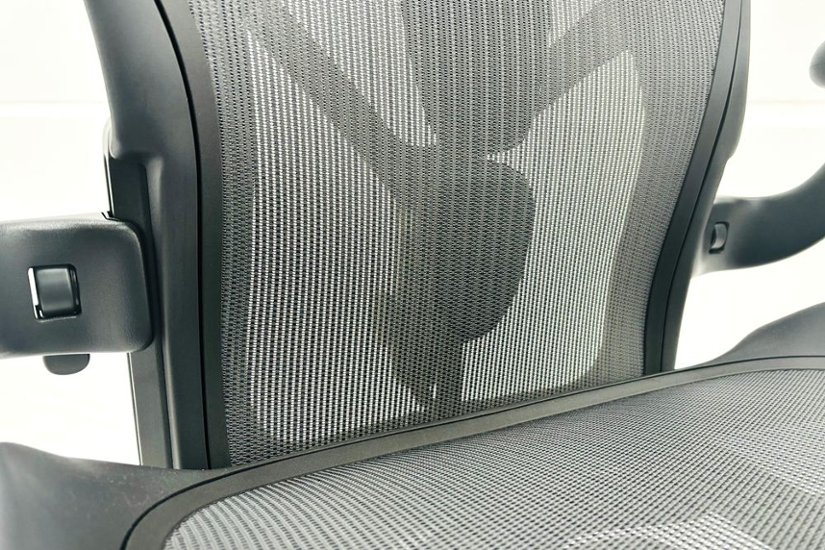 【展示品】 ハーマンミラー アーロンチェア リマスタード Bサイズ フル装備 中古 Herman Miller Aeron Chairs 中古オフィス家具 グラファイト画像