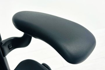 【展示品】 ハーマンミラー アーロンチェア リマスタード Bサイズ フル装備 中古 Herman Miller Aeron Chairs 中古オフィス家具 グラファイト画像