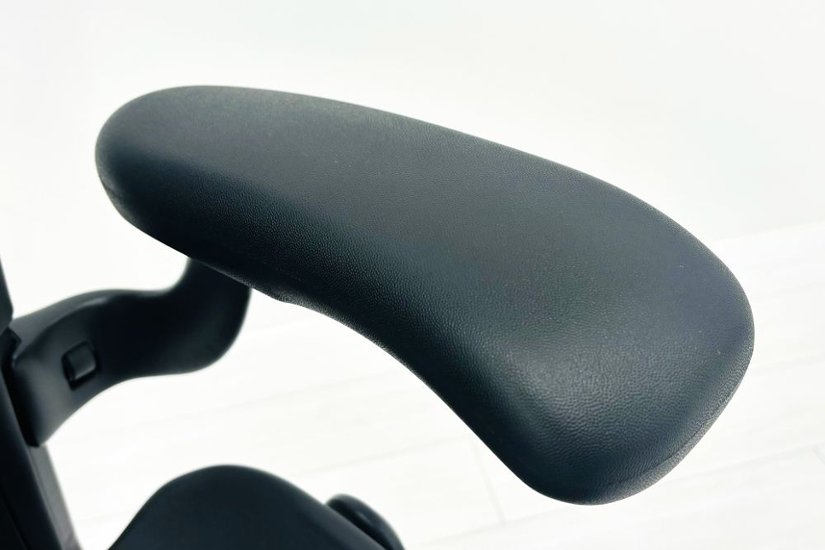 【展示品】 ハーマンミラー アーロンチェア リマスタード Bサイズ フル装備 中古 Herman Miller Aeron Chairs 中古オフィス家具 グラファイト画像