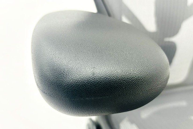 【展示品】 ハーマンミラー アーロンチェア リマスタード Bサイズ フル装備 中古 Herman Miller Aeron Chairs 中古オフィス家具 グラファイト画像