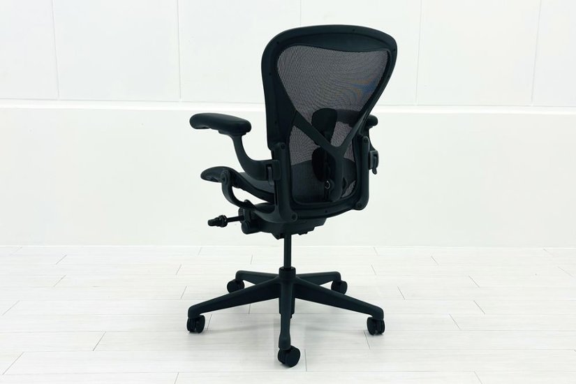 【展示品】 ハーマンミラー アーロンチェア リマスタード Bサイズ フル装備 中古 Herman Miller Aeron Chairs 中古オフィス家具 グラファイト画像