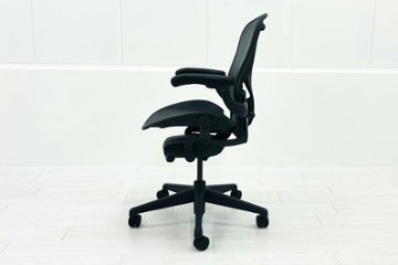 【展示品】 ハーマンミラー アーロンチェア リマスタード Bサイズ フル装備 中古 Herman Miller Aeron Chairs 中古オフィス家具 グラファイト画像