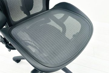 【展示品】 ハーマンミラー アーロンチェア リマスタード Bサイズ フル装備 中古 Herman Miller Aeron Chairs 中古オフィス家具 グラファイト画像