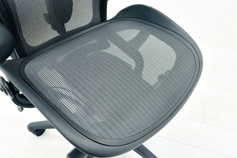 【展示品】 ハーマンミラー アーロンチェア リマスタード Bサイズ フル装備 中古 Herman Miller Aeron Chairs 中古オフィス家具 グラファイト画像