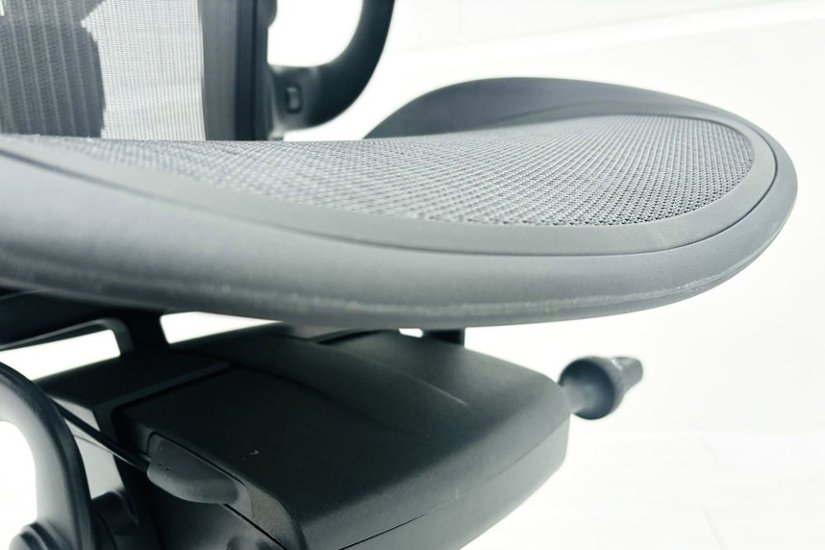 【展示品】 ハーマンミラー アーロンチェア リマスタード Bサイズ フル装備 中古 Herman Miller Aeron Chairs 中古オフィス家具 グラファイト画像