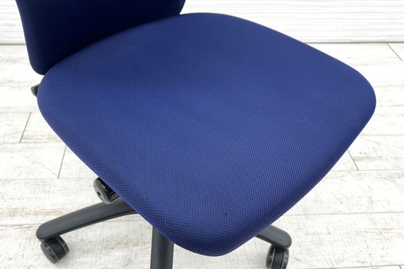 オカムラ カロッツァチェア 中古 OKAMURA Carrozza クッション ブルー ローバック 肘無 中古オフィス家具 オフィスチェア画像