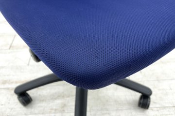 オカムラ カロッツァチェア 中古 OKAMURA Carrozza クッション ブルー ローバック 肘無 中古オフィス家具 オフィスチェア画像