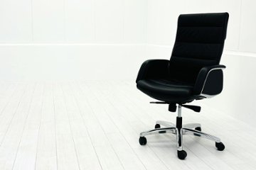 オカムラ CE(シーイー)シリーズ 2023年製 中古 ハイバック 幕板付固定肘 役員チェア エグゼクティブチェア 中古オフィス家具 ブラック 革の画像