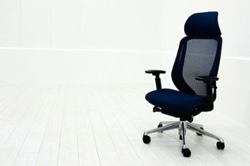 オカムラ シルフィーチェア 中古 2019年製 エクストラハイバック 可動肘 OKAMURA Sylphy 中古オフィス家具 ミディアムブルーの画像