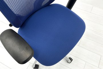 オカムラ シルフィーチェア 中古 2019年製 エクストラハイバック 可動肘 OKAMURA Sylphy 中古オフィス家具 ミディアムブルー画像