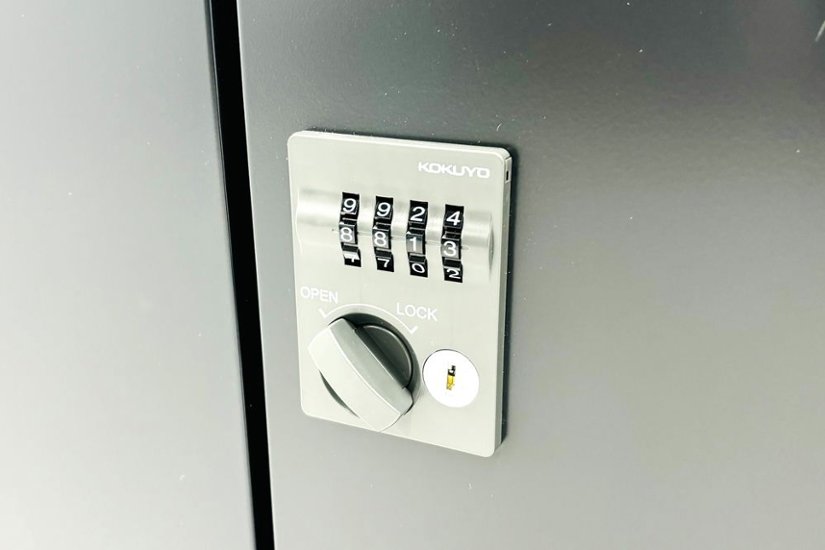 4人用ロッカー 中古 コクヨ ブラック エディア パーソナルロッカー 中古オフィス家具 ダイヤル錠 900/450/1130画像