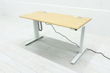 オカムラ スイフト 電動昇降デスク 中古 木目 コンセントユニット 2口電電 幅1350 中古オフィス家具 1350/775/650～1250の画像