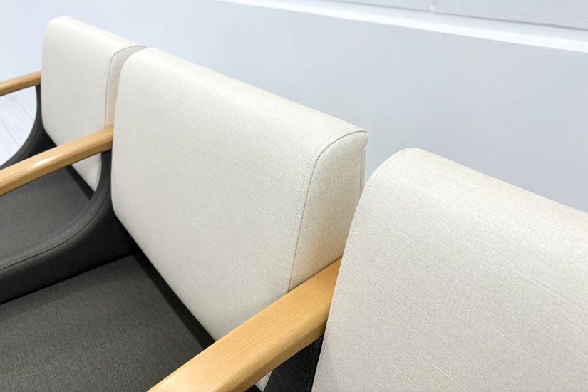 ロビーチェア オリバー oliver 中古 3人掛けチェア ロビーチェア 医療用家具 病院椅子 病院チェア 応接椅子 中古オフィス家具 1770/620/780画像