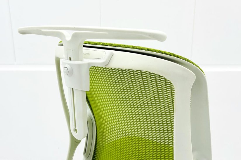 中古オフィスチェア オカムラ シルフィーチェア 中古 2017年製 ローバック 肘無 Sylphy メッシュ 中古オフィス家具 ライムグリーン画像