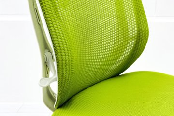 中古オフィスチェア オカムラ シルフィーチェア 中古 2017年製 ローバック 肘無 Sylphy メッシュ 中古オフィス家具 ライムグリーン画像