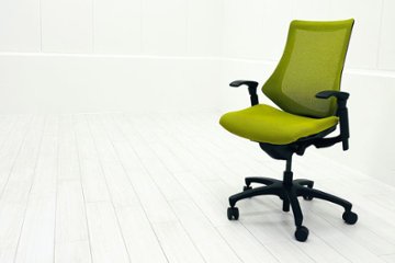 イトーキ エフチェア 中古 2016年製 クッション 可動肘 事務椅子 ITOKI 中古オフィス家具 モスグリーンの画像