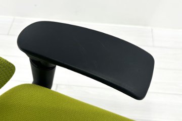 イトーキ エフチェア 中古 2016年製 クッション 可動肘 事務椅子 ITOKI 中古オフィス家具 モスグリーン画像