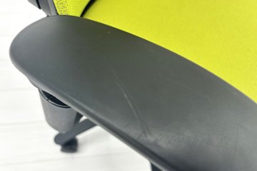 イトーキ エフチェア 中古 2016年製 クッション 可動肘 事務椅子 ITOKI 中古オフィス家具 モスグリーン画像