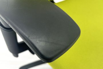 イトーキ エフチェア 中古 2016年製 クッション 可動肘 事務椅子 ITOKI 中古オフィス家具 モスグリーン画像