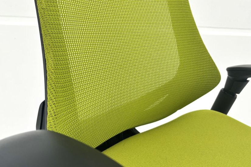 イトーキ エフチェア 中古 2016年製 クッション 可動肘 事務椅子 ITOKI 中古オフィス家具 モスグリーン画像