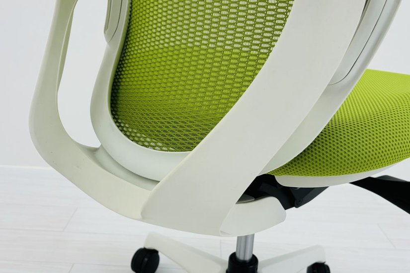 中古オフィスチェア オカムラ シルフィーチェア 中古 2015年製 ローバック 肘無 Sylphy メッシュ 中古オフィス家具 ライムグリーン画像