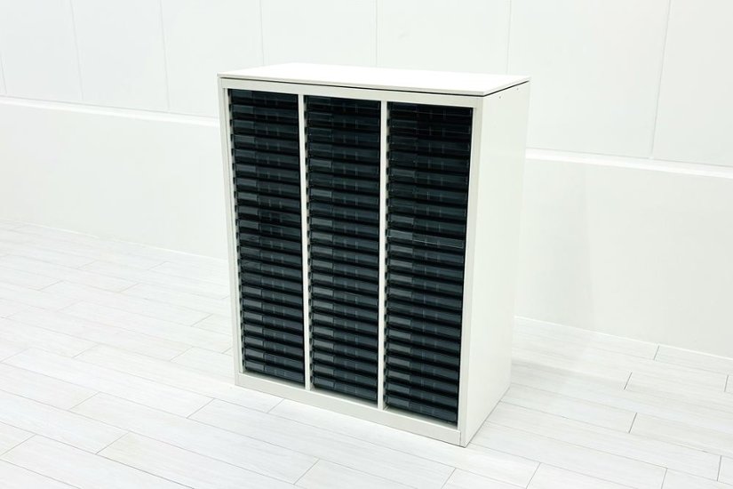 オカムラ クリスタルトレイキャビネット A4浅型トレイ 21段３列 ホワイト 中古 クリスタルケース クリスタルキャビネット 中古オフィス家具 900/450/1120画像