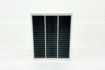 オカムラ クリスタルトレイキャビネット A4浅型トレイ 21段３列 ホワイト 中古 クリスタルケース クリスタルキャビネット 中古オフィス家具 900/450/1120画像