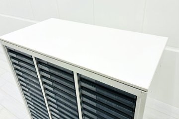 オカムラ クリスタルトレイキャビネット A4浅型トレイ 21段３列 ホワイト 中古 クリスタルケース クリスタルキャビネット 中古オフィス家具 900/450/1120画像