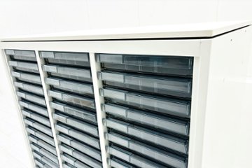 オカムラ クリスタルトレイキャビネット A4浅型トレイ 21段３列 ホワイト 中古 クリスタルケース クリスタルキャビネット 中古オフィス家具 900/450/1120画像