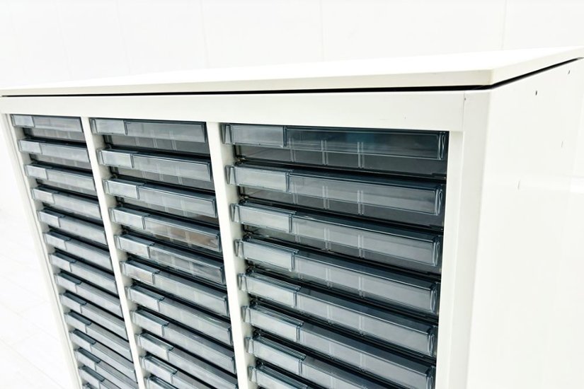 オカムラ クリスタルトレイキャビネット A4浅型トレイ 21段３列 ホワイト 中古 クリスタルケース クリスタルキャビネット 中古オフィス家具 900/450/1120画像