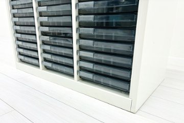 オカムラ クリスタルトレイキャビネット A4浅型トレイ 21段３列 ホワイト 中古 クリスタルケース クリスタルキャビネット 中古オフィス家具 900/450/1120画像