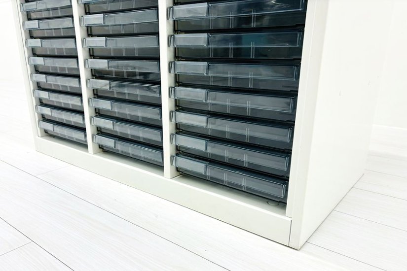 オカムラ クリスタルトレイキャビネット A4浅型トレイ 21段３列 ホワイト 中古 クリスタルケース クリスタルキャビネット 中古オフィス家具 900/450/1120画像