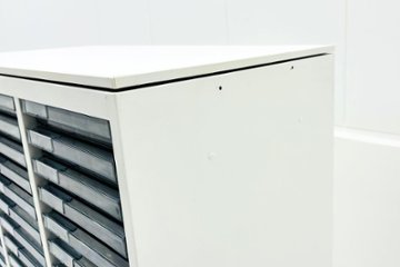 オカムラ クリスタルトレイキャビネット A4浅型トレイ 21段３列 ホワイト 中古 クリスタルケース クリスタルキャビネット 中古オフィス家具 900/450/1120画像