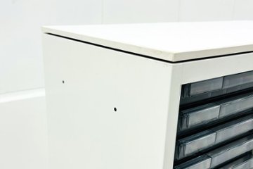 オカムラ クリスタルトレイキャビネット A4浅型トレイ 21段３列 ホワイト 中古 クリスタルケース クリスタルキャビネット 中古オフィス家具 900/450/1120画像