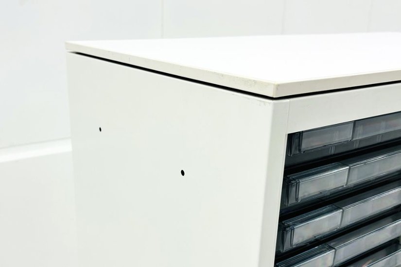 オカムラ クリスタルトレイキャビネット A4浅型トレイ 21段３列 ホワイト 中古 クリスタルケース クリスタルキャビネット 中古オフィス家具 900/450/1120画像