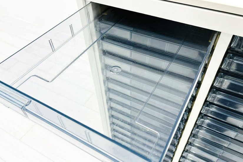 オカムラ クリスタルトレイキャビネット A4浅型トレイ 21段３列 ホワイト 中古 クリスタルケース クリスタルキャビネット 中古オフィス家具 900/450/1120画像