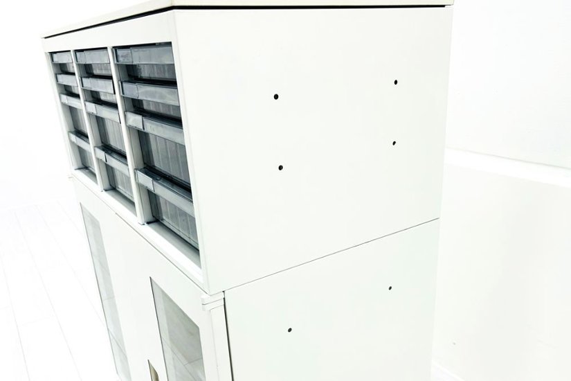 中古 オカムラ レクトライン 【上下セット】クリスタルトレイキャビネット A4浅型深型 4段３列 ガラス書庫 ホワイト クリスタルケース 中古オフィス家具 900/450/1120画像