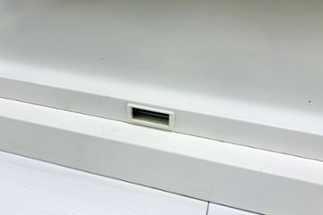 中古 オカムラ レクトライン 【上下セット】クリスタルトレイキャビネット A4浅型深型 4段３列 ガラス書庫 ホワイト クリスタルケース 中古オフィス家具 900/450/1120画像