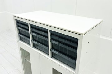 中古 オカムラ レクトライン 【上下セット】クリスタルトレイキャビネット A4浅型深型 4段３列 ガラス書庫 ホワイト クリスタルケース 中古オフィス家具 900/450/1120画像