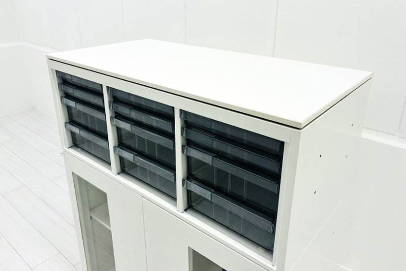 中古 オカムラ レクトライン 【上下セット】クリスタルトレイキャビネット A4浅型深型 4段３列 ガラス書庫 ホワイト クリスタルケース 中古オフィス家具 900/450/1120画像