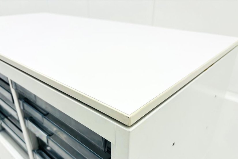 中古 オカムラ レクトライン 【上下セット】クリスタルトレイキャビネット A4浅型深型 4段３列 ガラス書庫 ホワイト クリスタルケース 中古オフィス家具 900/450/1120画像