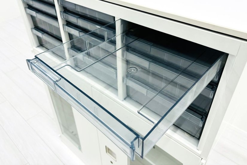 中古 オカムラ レクトライン 【上下セット】クリスタルトレイキャビネット A4浅型深型 4段３列 ガラス書庫 ホワイト クリスタルケース 中古オフィス家具 900/450/1120画像