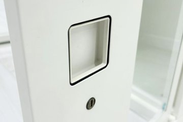 中古 オカムラ レクトライン 【上下セット】クリスタルトレイキャビネット A4浅型深型 4段３列 ガラス書庫 ホワイト クリスタルケース 中古オフィス家具 900/450/1120画像