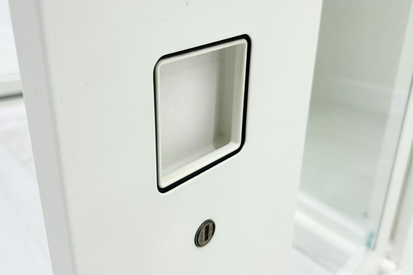 中古 オカムラ レクトライン 【上下セット】クリスタルトレイキャビネット A4浅型深型 4段３列 ガラス書庫 ホワイト クリスタルケース 中古オフィス家具 900/450/1120画像