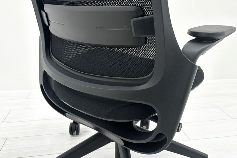 シリーズ1 スチールケース 中古 2024年製 ヘッドレスト付 Steelcase PARCEL Series1 中古オフィス家具 OAチェア ブラック画像