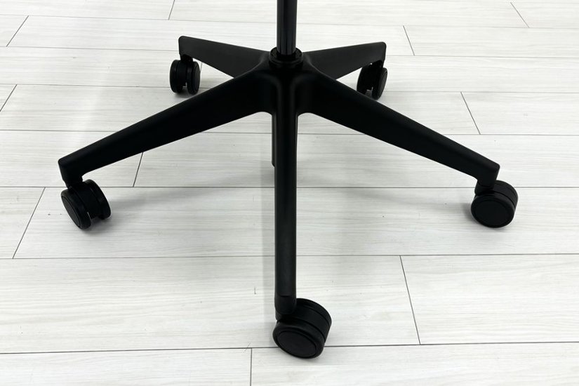 シリーズ1 スチールケース 中古 2024年製 ヘッドレスト付 Steelcase PARCEL Series1 中古オフィス家具 OAチェア ブラック画像