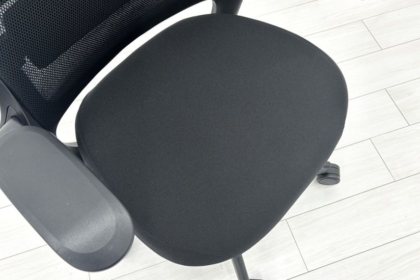 シリーズ1 スチールケース 中古 2024年製 ヘッドレスト付 Steelcase PARCEL Series1 中古オフィス家具 OAチェア ブラック画像