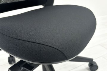 シリーズ1 スチールケース 中古 2024年製 ヘッドレスト付 Steelcase PARCEL Series1 中古オフィス家具 OAチェア ブラック画像